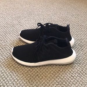 Black and white adidas tubular viral size 7